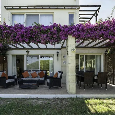 Turtle Bay Village - Family House Кирения